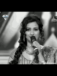 Shreya Ghoshal Indian Singer GIF - Shreya Ghoshal Indian Singer Mic GIFs