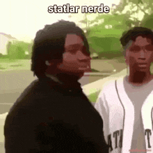 two people standing next to each other with the words statlar nerde on the bottom