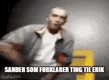 a blurry picture of a man with the words `` sander som forklarer ting til erik '' written below him .