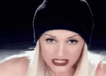 Gwen Stefani Se Tapa La Boca GIF - Error Ups Silencio GIFs