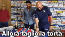 Zenga Walter Torta Tagliare Calcio Allenatore GIF - Zenga Walter Cake Cut GIFs