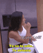 a woman is sitting at a table and says yo no te odio