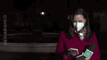 Andrea Aristegui Agacharse GIF - Andrea Aristegui Agacharse Esconderse GIFs