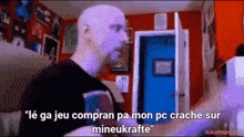 a man is standing in a room with a blue door and says " le ga jeu compran pa mon pc crache sur mineukrafte