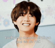 a young man is smiling with the words taehyung cuando le dicen que es de net