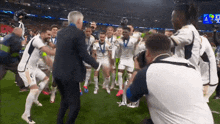 Real Madrid Carlo Ancelotti GIF - Real Madrid Carlo Ancelotti Celebration GIFs
