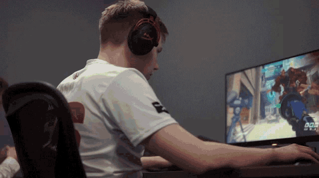 Gaming Focused GIF - Gaming Focused Concentrating - Discover & Share GIFs