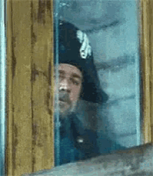 Spying Russell Crowe GIF - Spying Russell Crowe Pirate GIFs