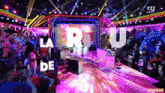 a crowd of people watching a tv show called la ri de