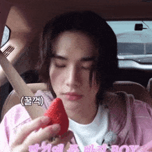 Valrani Hyunjin Strawberry GIF - Valrani Hyunjin Strawberry GIFs