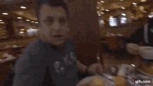 a man in a restaurant with the words vesz nekünk kajat written below him