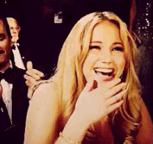 Sorrindo E Aplaudindo GIF - Jennifer Lawrence Laugh Clap GIFs