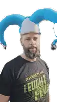 a man wearing a blue hat and a black shirt that says leuchten