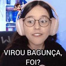 a girl wearing glasses and headphones says virou bagunca foi ?