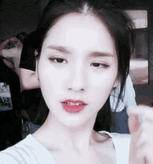이달의소녀 희진 아이돌 머리카락 몰라 멍 GIF - Loona Heejin Kpop GIFs