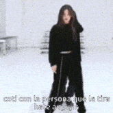 a woman in a black outfit is standing in a room with the words coti con la persona que le tira hate a ryujin above her