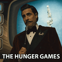 The Hunger Games Lucretius Lucky Flickerman GIF - The Hunger Games Lucretius Lucky Flickerman The Hunger Games The Ballad Of The Songbirds And Snakes GIFs