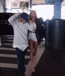 Jailey Hold Hands GIF - Jailey Hold Hands Walking GIFs