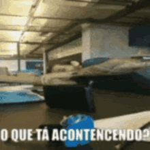 a blurred image of a room with the words o que ta acontecendo written on the bottom