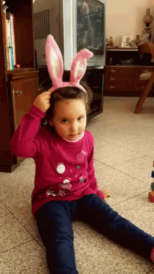 Coniglietta Pasquale Little Girl GIF - Coniglietta Pasquale Little Girl Bunny Ears GIFs