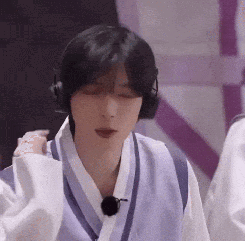 Beomgyu Listening To Music Beomgyu Headphones GIF Beomgyu listening to music Beomgyu headphones Beomgyu music Discover Share GIFs