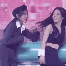 Loona Jinsoul Heejin Queendom2shake It Stage Acting Their Asses Off Gossip Chismosavirus GIF