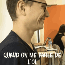 a man making a funny face with the words quand on me parle de l'ol written below him