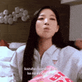 a woman holding a bag that says ' kazuha cuando dicen ke no es de dana ' on it
