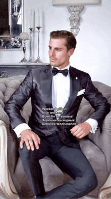 a man in a tuxedo sits on a couch with a foreign language overlay