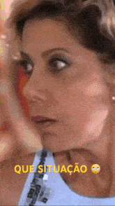 a close up of a woman 's face with the words que situacao written below it