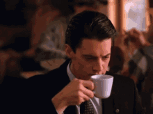 Twin Peaks Sniff GIF - Twin Peaks Sniff Smelling GIFs
