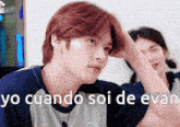 a young man with red hair holds his hand to his forehead with the words yo cuando soi de eva written above him