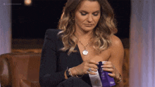 What'S Inside This Box Michele Romanow GIF - What'S Inside This Box Michele Romanow Dragons' Den GIFs