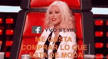 a woman is sitting in a red chair with the words me gusta comprar lo que esta de moda on the bottom
