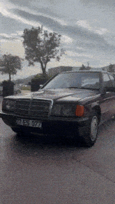 a car with a license plate that says 77 es 077 is parked in a parking lot