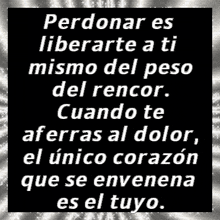 a black and white poster with the words perdonar es liberarte a ti mismo del peso del rancor .
