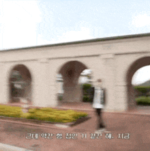 a blurry picture of a building with chinese writing