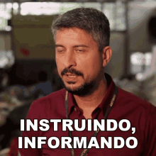 a man with a lanyard that says construindo informando on it