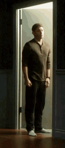 Jensen Ackles Dean Winchester GIF - Jensen Ackles Dean Winchester Door GIFs
