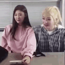 Viyeongg Choerry And Kim Lip From Loona Laughing GIF - Viyeongg Choerry And Kim Lip From Loona Laughing GIFs