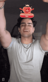 a man with his arms in the air and a sign on his head that says unirse a mi club de fans