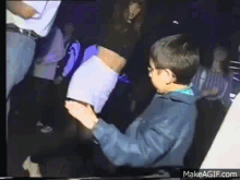 Un Enfant Danse Dans Une Boîte De Nuit En1997 GIF