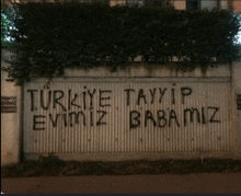 a wall with graffiti on it that says turkey tayyip evimiz babamiz