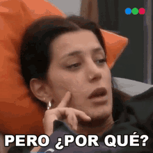 a woman is laying on a couch with her hand on her face and the words pero por que written below her