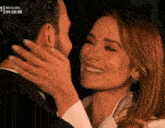 a man and a woman are kissing in front of a screen that says inicia en 04:56:48