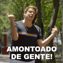 a man wearing glasses and a black shirt says " amontoado de gente "