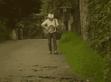 caminando tocando la guitarra cantante grupero banda