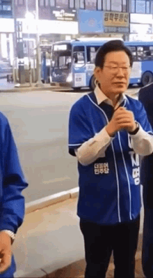 a man wearing a blue shirt that says ' np ' on it