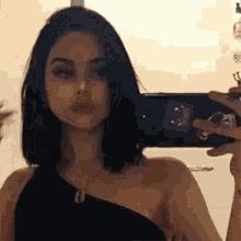 Maggie Selfie GIF - Maggie Selfie Mirror GIFs