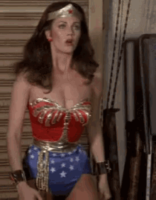 Wonder Woman GIF - Wonder Woman Hold GIFs